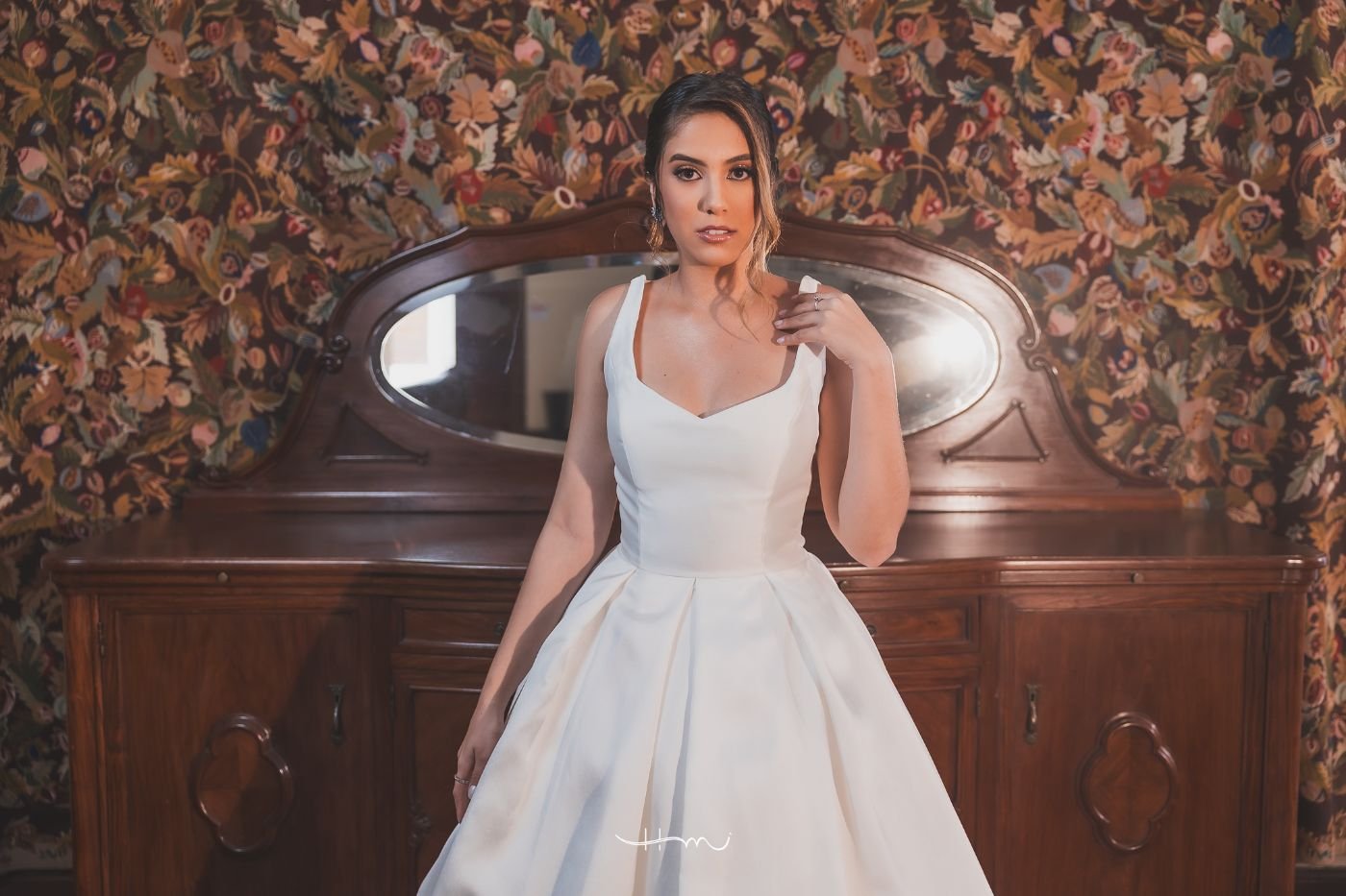 Vestido em cetim com cauda longa e decote nas costas