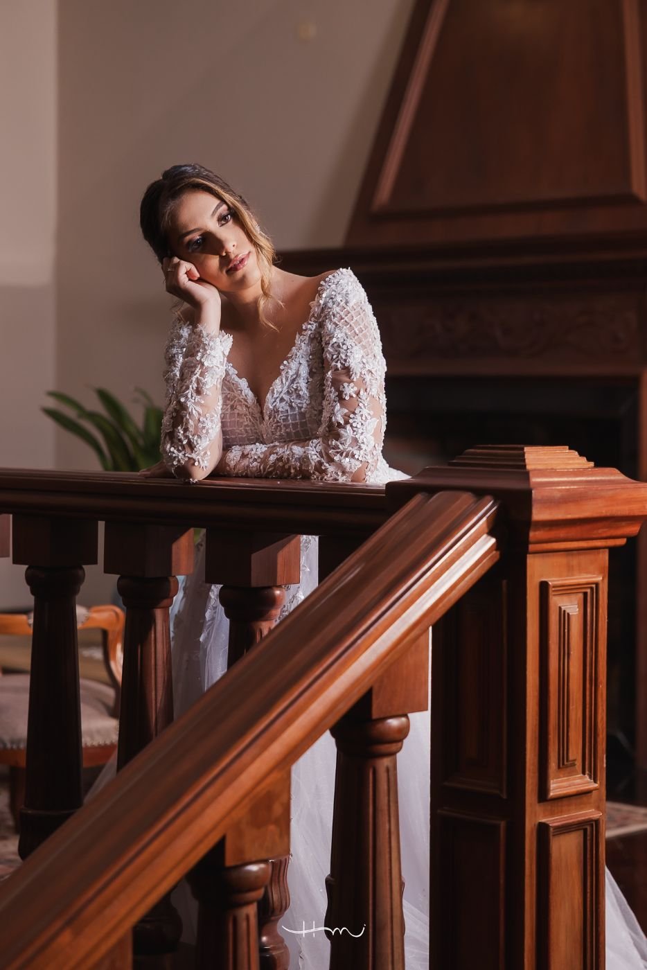 Vestido de manga longa em renda com decote V