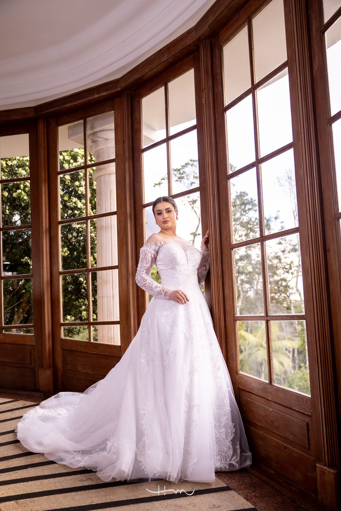 Vestido ombro a ombro rodado com buquê de lírios