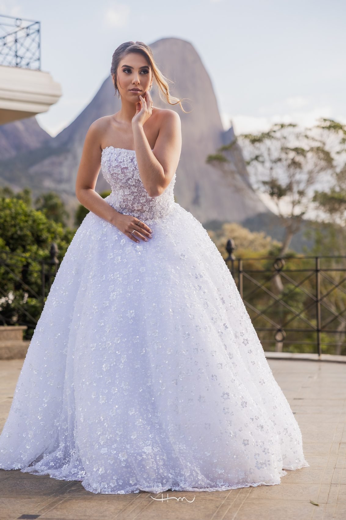 Vestido tomara que caia com saia rodada e apliques de flores em pedraria