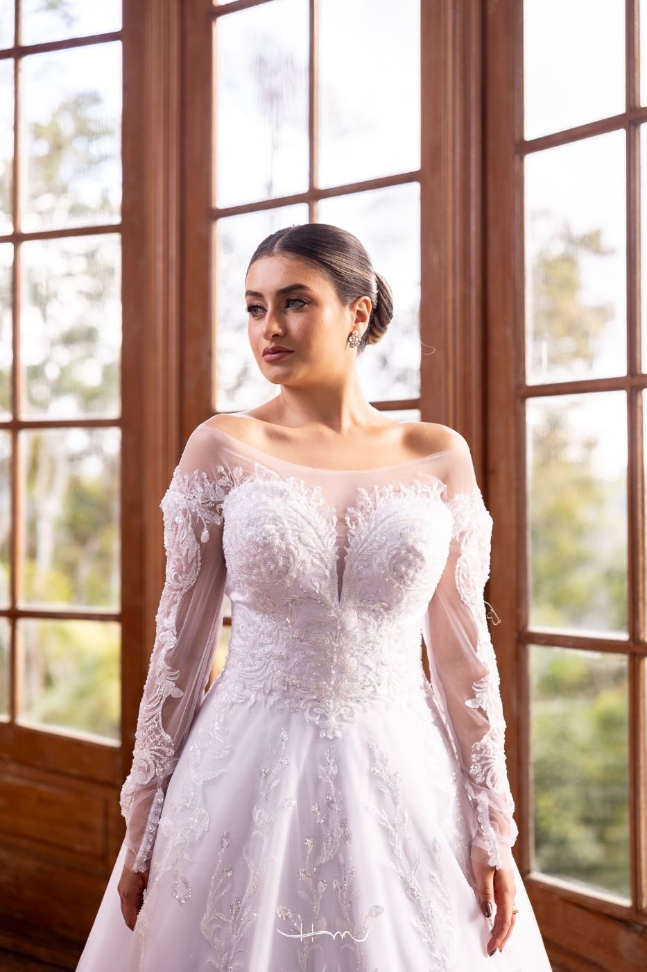 Vestido ombro a ombro rodado em renda, com buquê de lírios