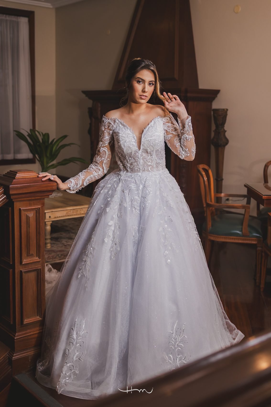 Vestido ombro a ombro de manga longa em renda com brilho e decote V