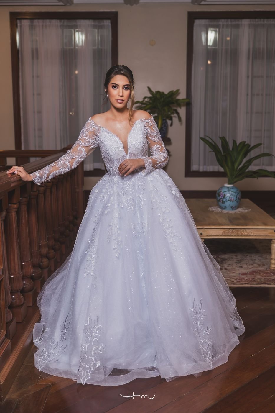 Vestido ombro a ombro de manga longa em renda com decote V