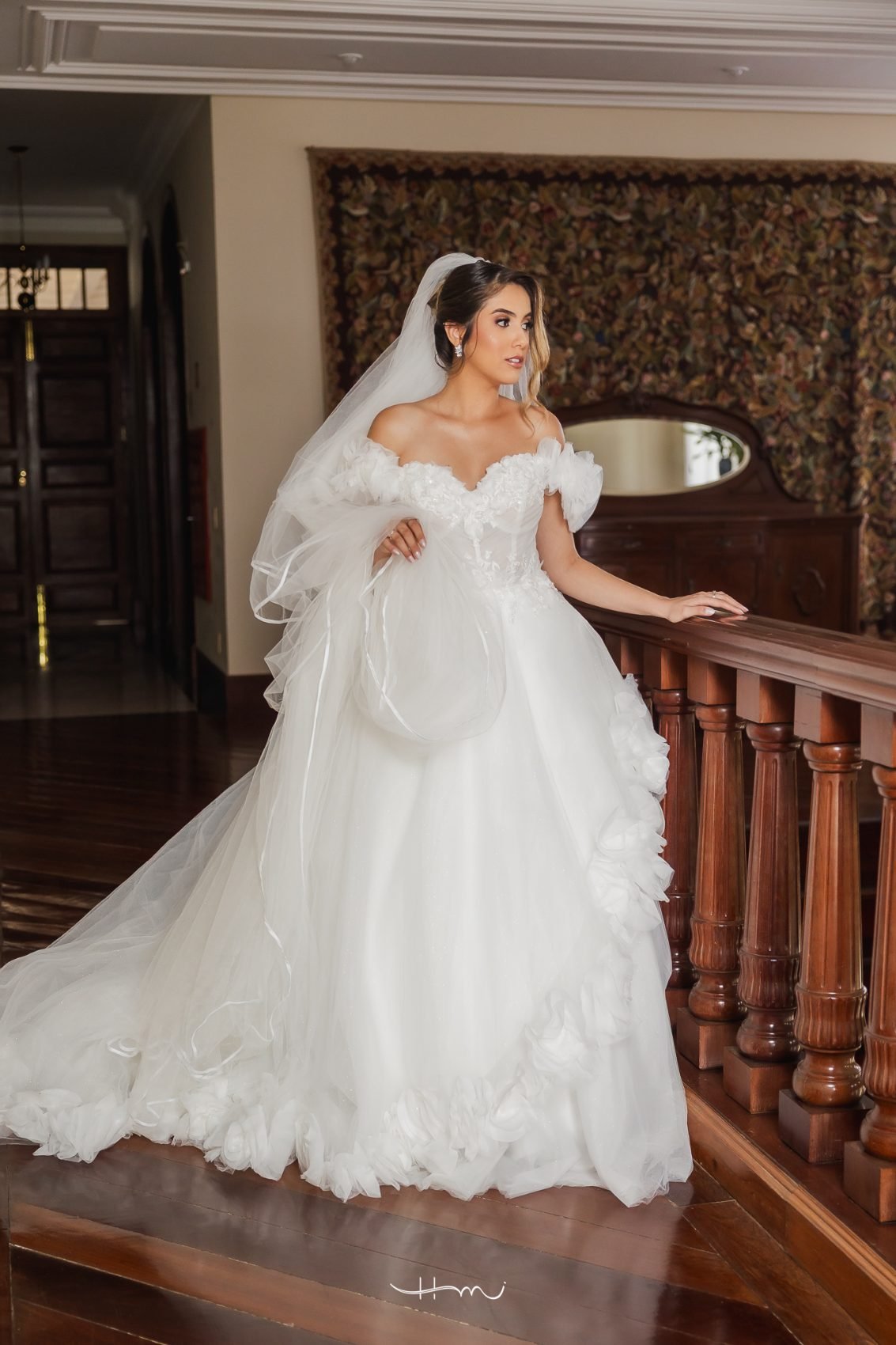 Vestido ombro a ombro rodado com babados de tule e véu longo