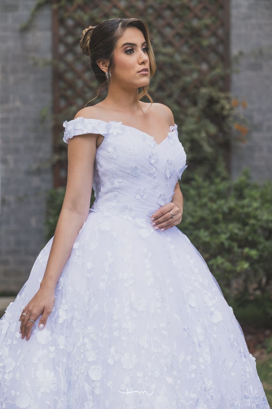 Vestido ombro a ombro rodado com apliques de flores