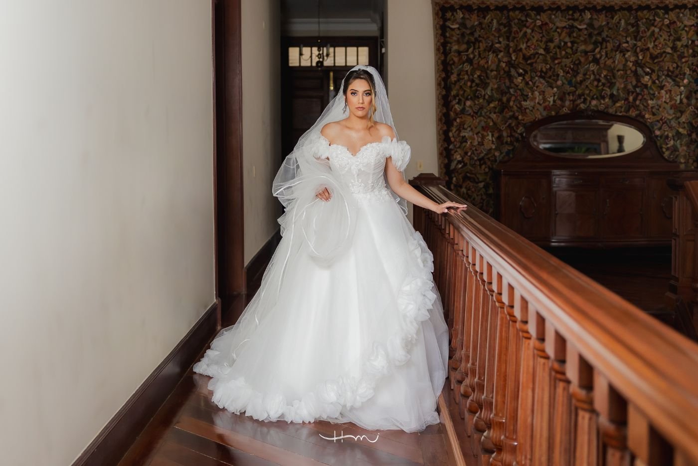 Vestido ombro a ombro rodado com babados de tule e véu longo