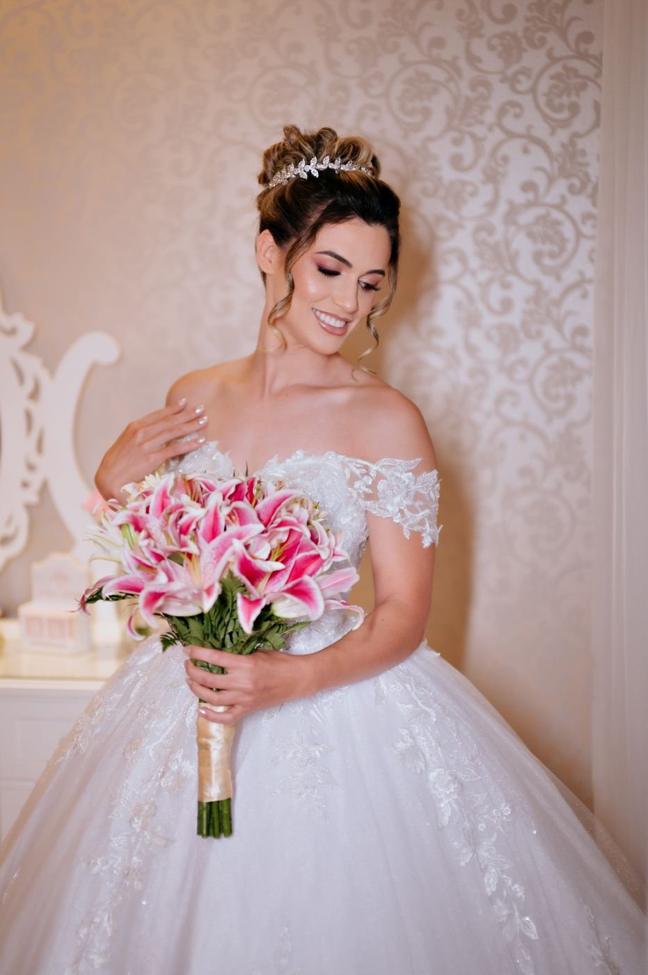 Vestido em renda com decote V e saia de tule rodada